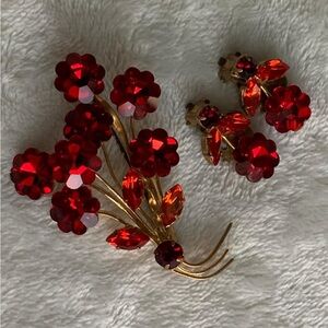 Vintage Austrian scalloped edge rhinestone flower brooch